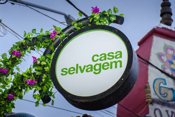 Criação de um bar temático Selvagem para que os clientes vivenciem a energia SELVAGEM da Catuaba, aumentando a visibilidade da marca através de brand experience e o consumo da linha CATUABA SELVAGEM durante o carnaval.

