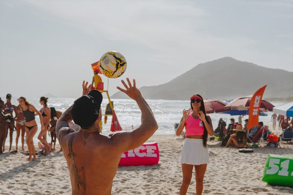 A Agência MAK assina o Projeto Verão 51 ICE em cinco praias do Brasil durante os meses de Janeiro, Fevereiro e Março. Experiência que irá impactar milhares de pessoas através de uma campanha 360º graus, com campanhas na mídia e relacionamento com influenciadores. 